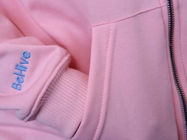 Be-Baby Pink Zip Hoodie detalle manga y bolsillo