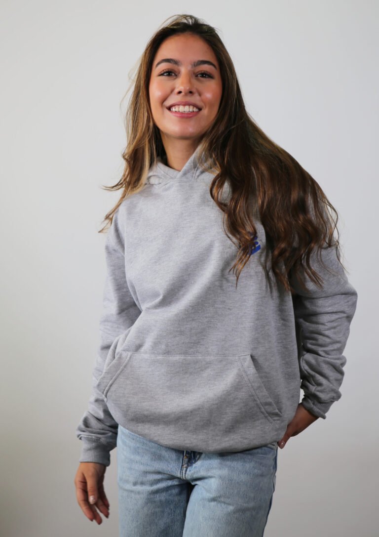 mujer con hoodie